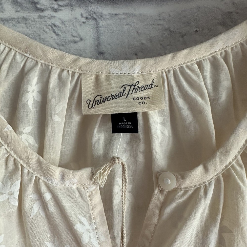 NEW WITH TAGS UNIVERSAL THREAD WHITE CREAM BUTTON FRONT BLOUSE LARGE FLORAL