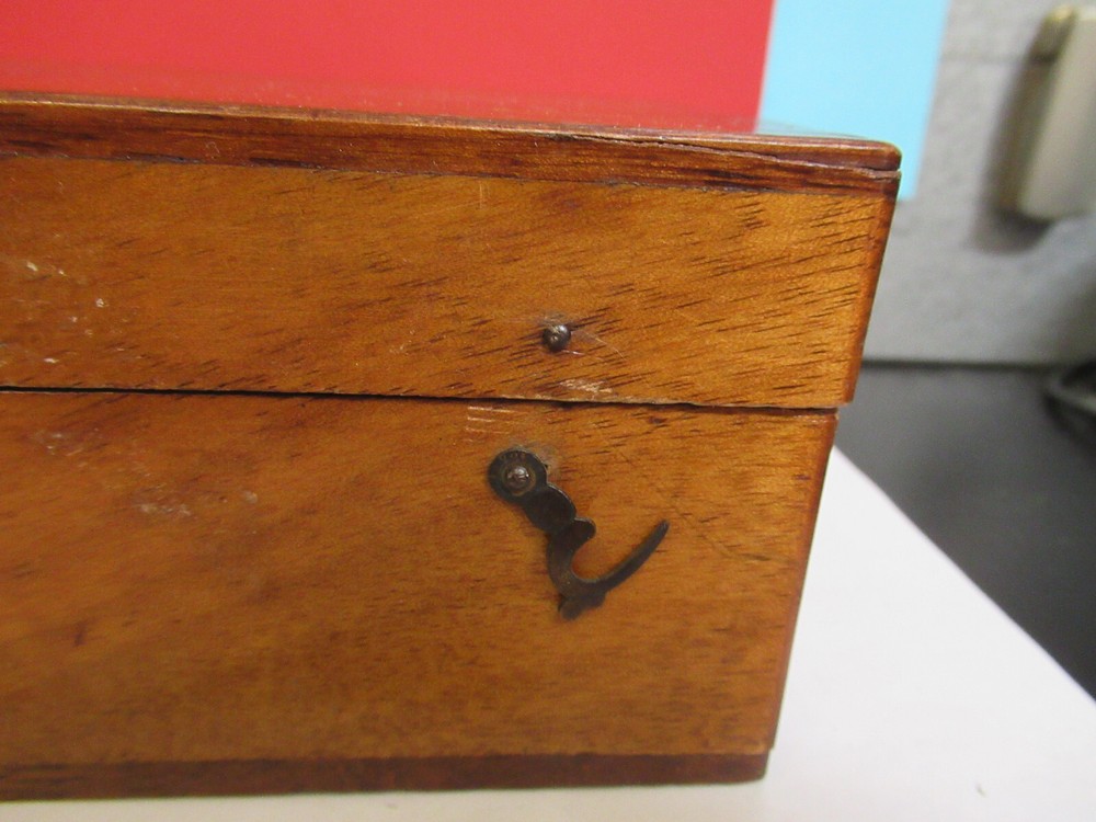 ANTIQUE WOOD CONTAINER EMPTY VERY OLD SCOPE MICROSCOPE PART AS PICTURED T9-A-49