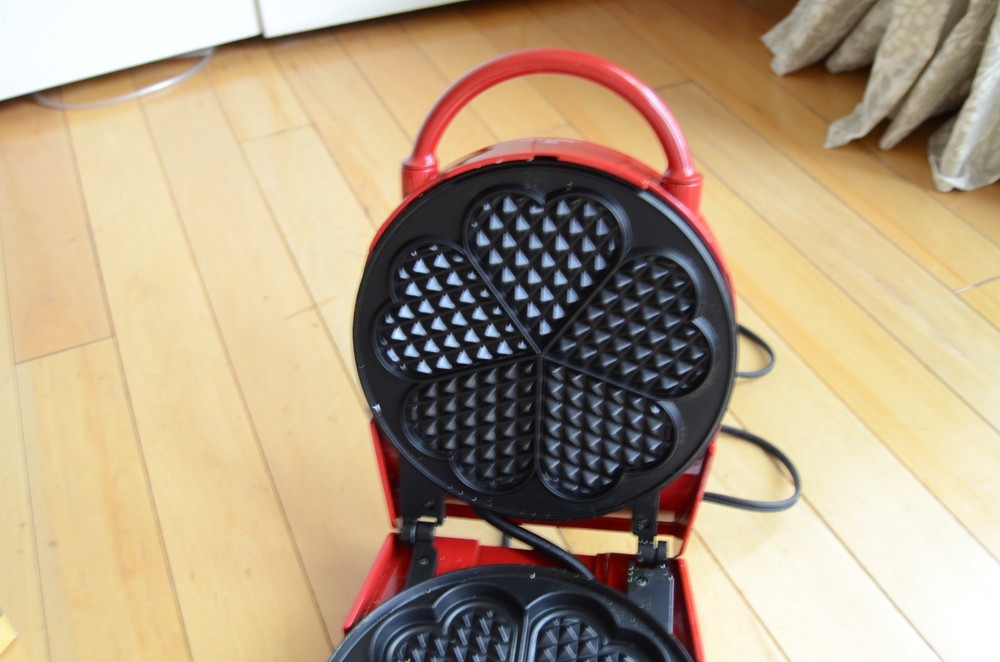 Villaware Heart Shaped Waffle Maker 7in Waffles Red