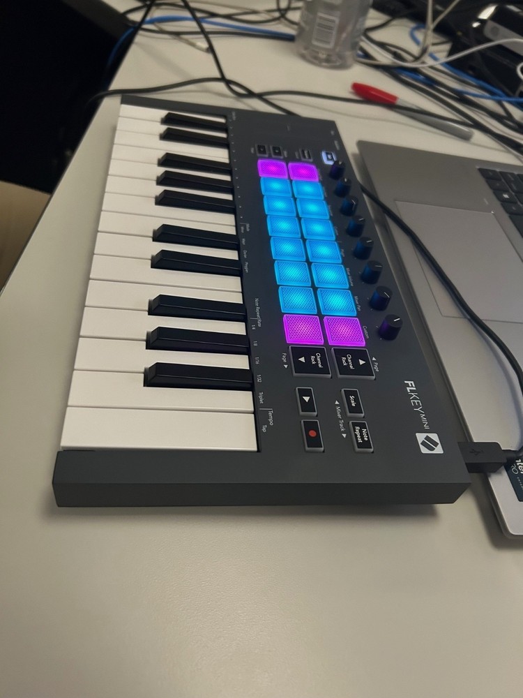 Novation FLkey Mini USB Midi Keyboard Controller 25-Mini Keys FL Studio
