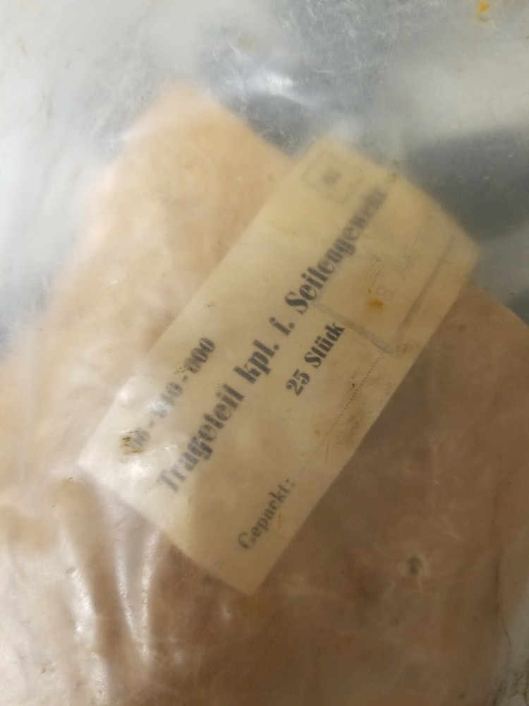 EAST GERMAN EARLY PLASTIC BAYONET FROG