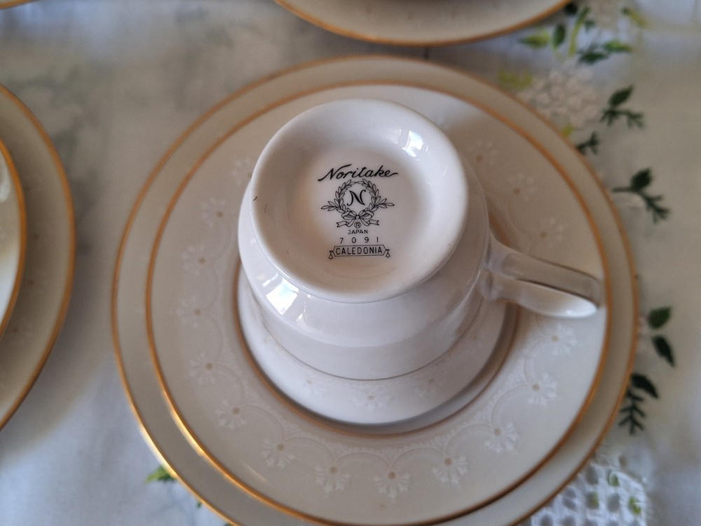 Dinner set, Noritake Caledonia pattern 7091, from Japan, 35 pieces