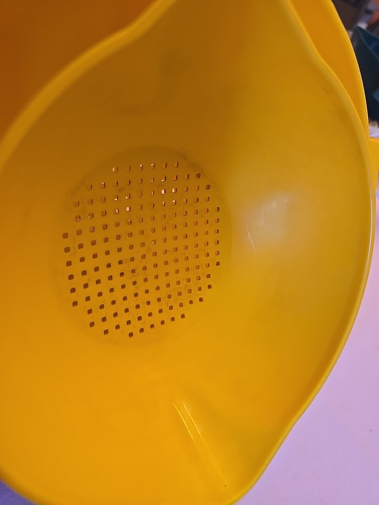 2pc Tupperware VTG 1200, 1523 1 & 2 Quart Colander Set Yellow SEE DESCRIPTION