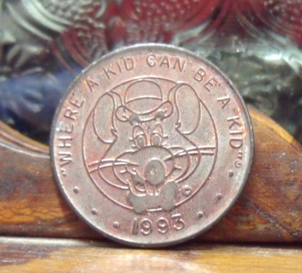 PINK ANODIZED CHUCK E CHESSE 1993 Token