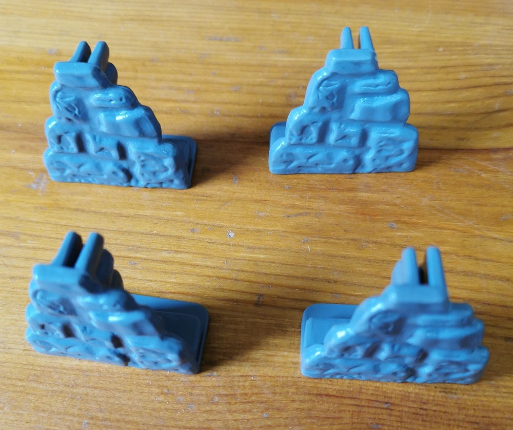 Dark World Game 4 X Castle Wall Clips Waddingtons 1992 (1)