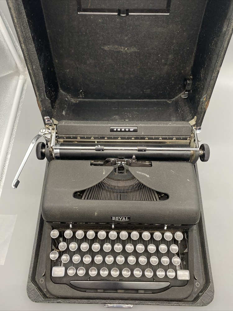 Royal Typewriter Arrow Black with Case