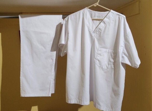 Allheart Basic Unisex Scrub Set (Size M) – V-neck top, drawstring pants, almost