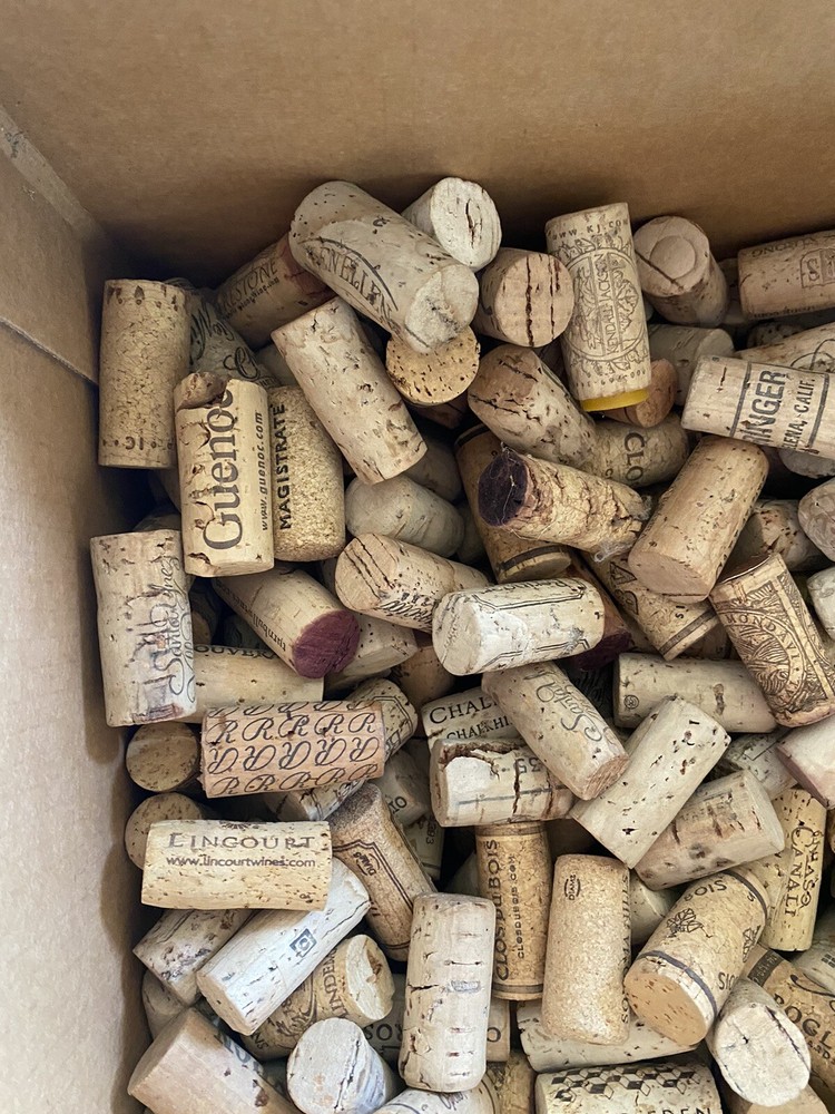 600 used natural wine corks