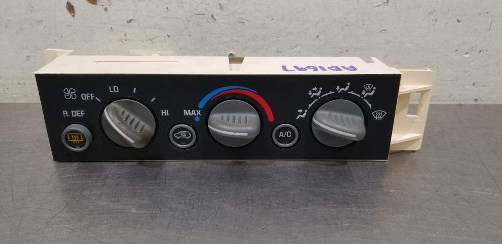 98 CHEVY SUBURBAN 2500 DASH MOUNTED AC TEMPERATURE HVAC CONTROL PANEL