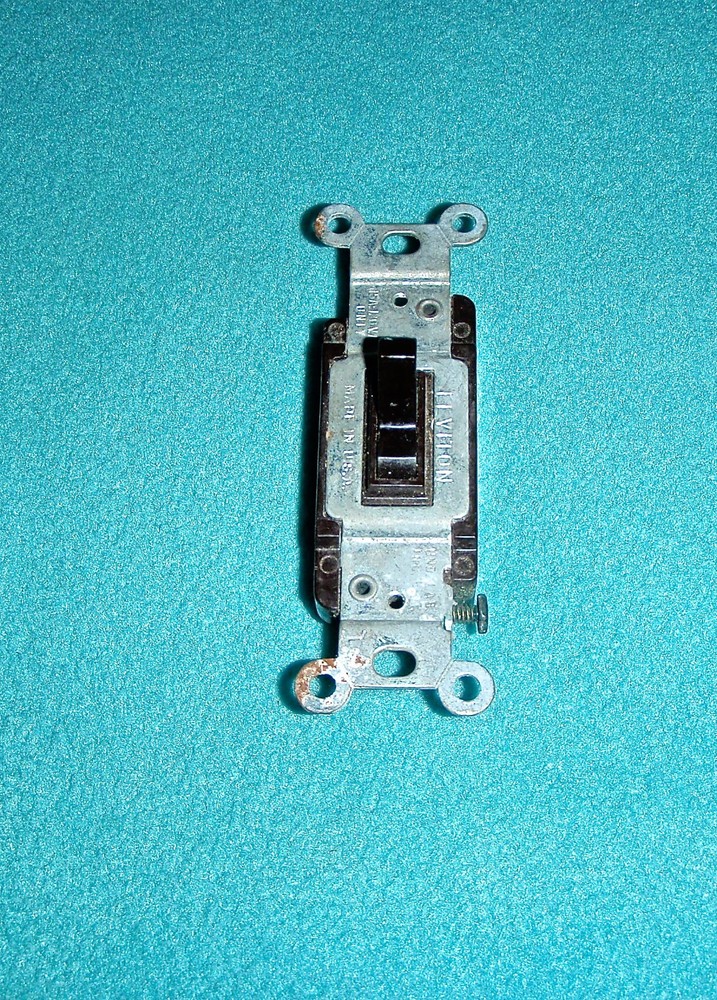 LEVITON VINTAGE 3 WAY BROWN LIGHT SWITCH