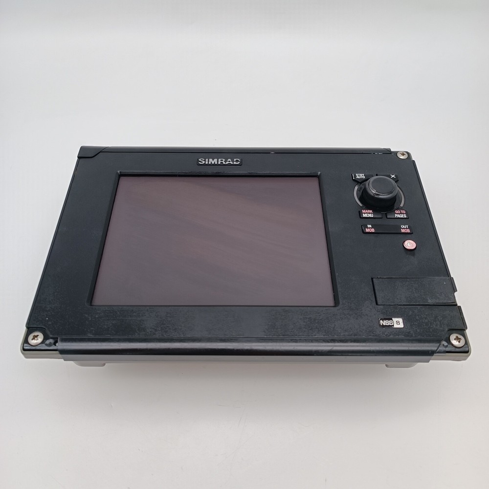 Simrad NSS8 EMEA Chartplotter And Multifunction Display NSS-8 w/Suncover