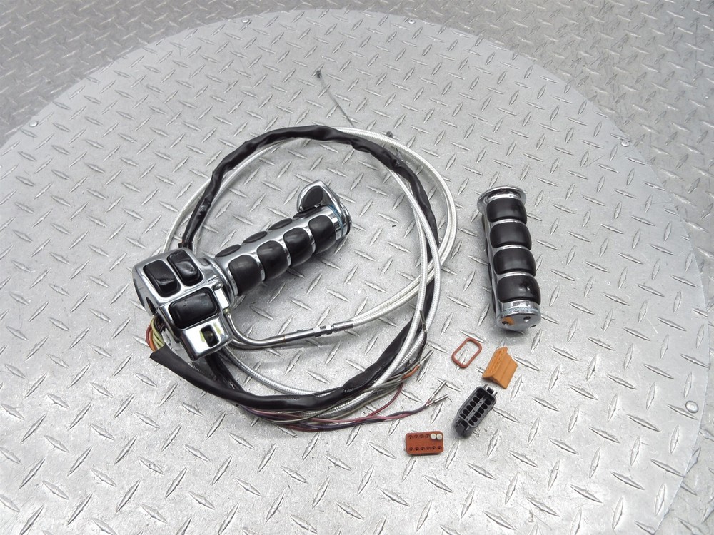 2004 04 Harley Davidson FLHTCI Shriner Shrine Right Handlebar Switch Cables Grip
