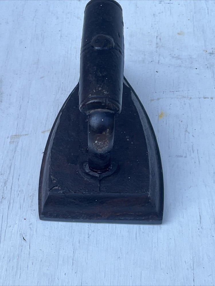 Classic Antique #6 Cast Iron Clothes Iron..st#81-A