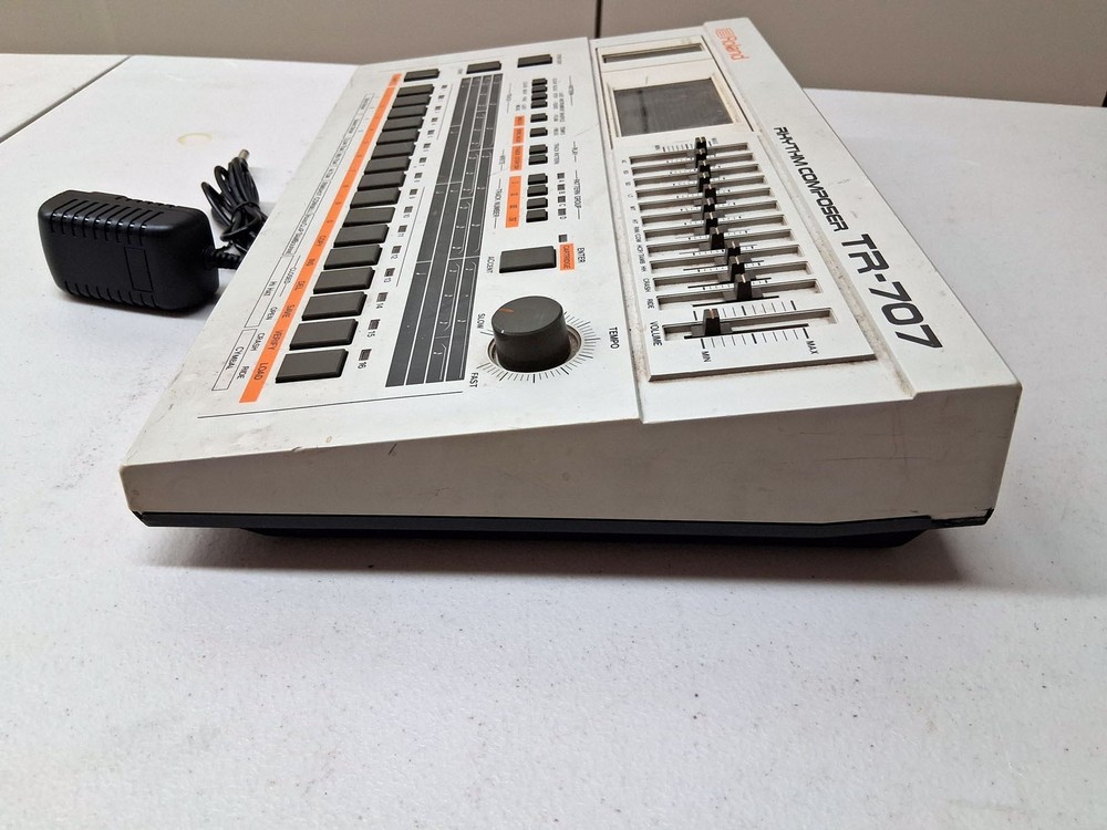 Roland TR-707 Vintage Drum Machine
