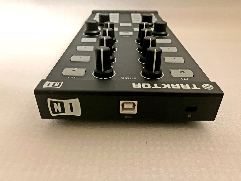 Native Instruments TRAKTOR KONTROL X1 MK1 Decks & Effects DJ Controller