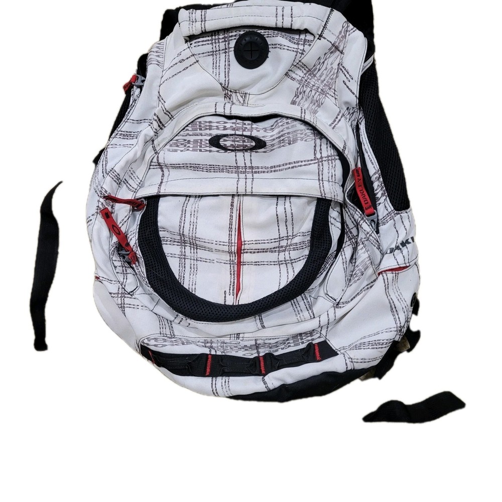 OAKLEY UTILITY WHITE DESIGN BACKPACK  PRE OWNED GOOD