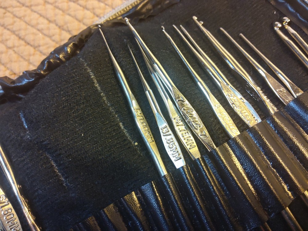 23 Crocheting Needles, Boye Set +