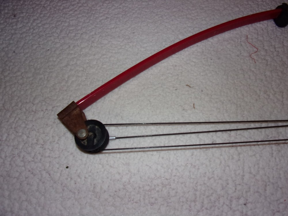 Red/Black Youth Compound Bow Needs repair