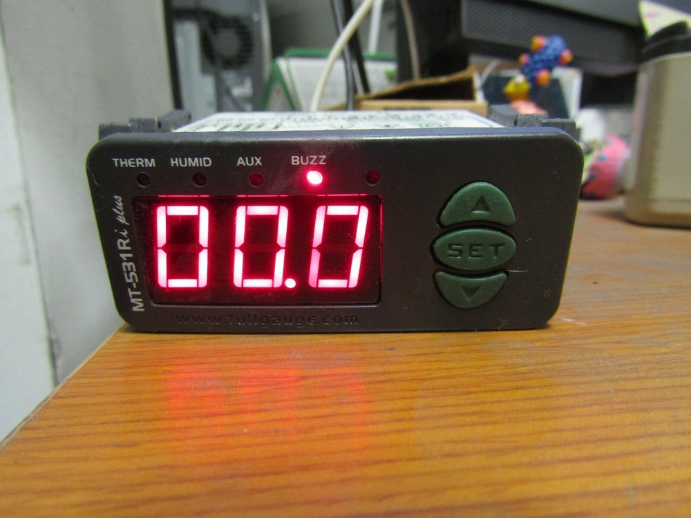😎 FULL GAUGE MT-531RIL PLUS/01 TEMPERATURE & HUMIDITY CONTROLLER 12/24 VAC/DC