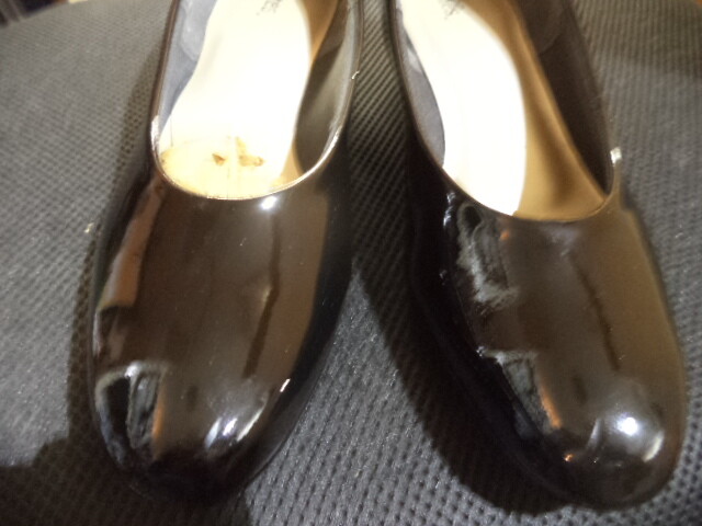 Bates Women's Black Hi-Gloss Pump