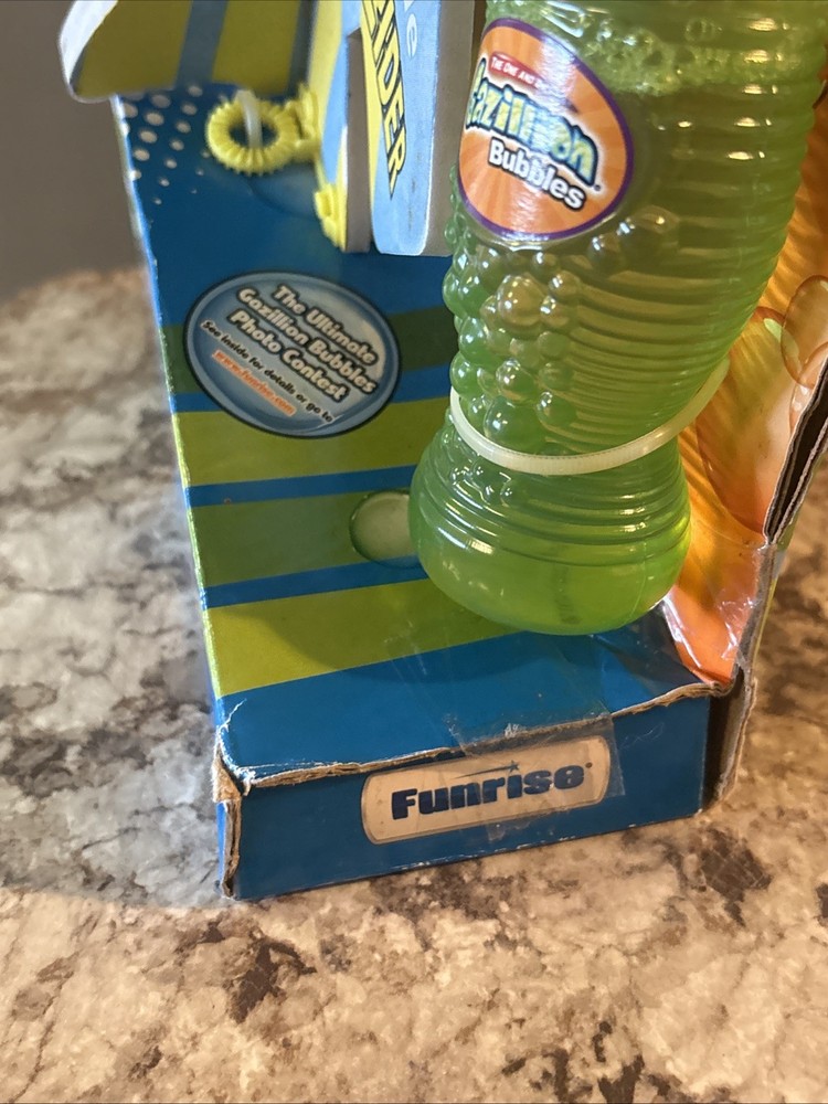 FunRise Gazillion Bubbles Dip & Throw Bubble Glider Plane New With Solution