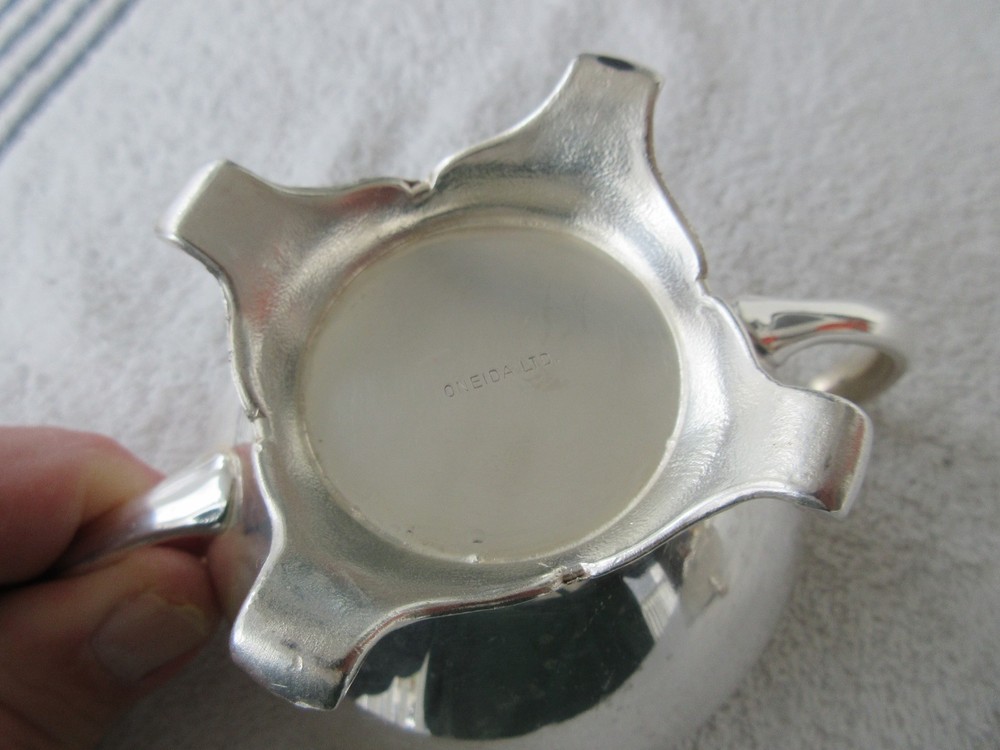 QUALITY~~ ~[ ONEIDA LTD ] SILVERPLATED LIDDED SUGAR BOWL ~CLEAN!!!!