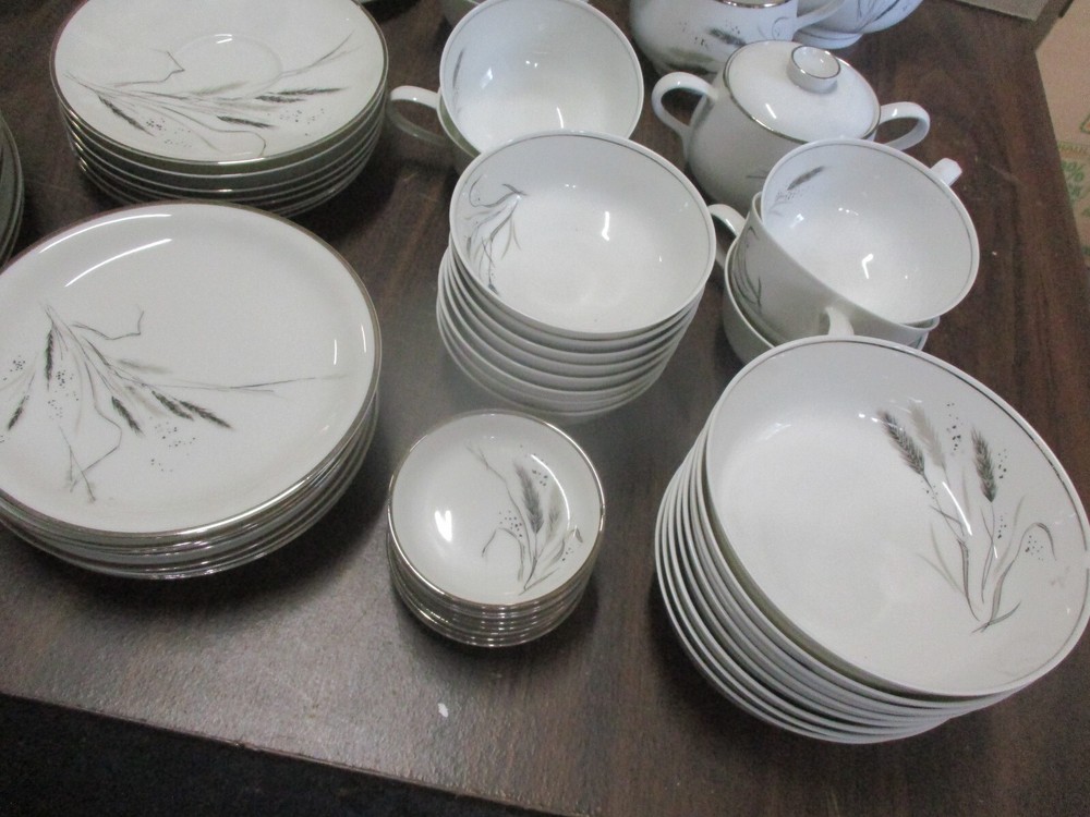 Ceres (Coupe) by EASTERLING 74 Piece Set Service for 8