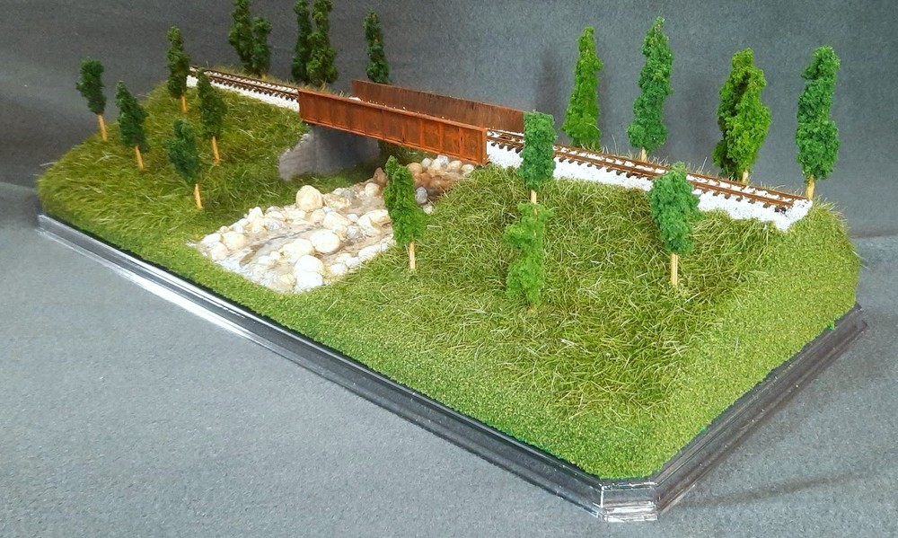 N SCALE- SINGLETRACK 16"- BRIDGE w/ STREAM "SUMMER SCENE" TRAIN DISPLAY CASE