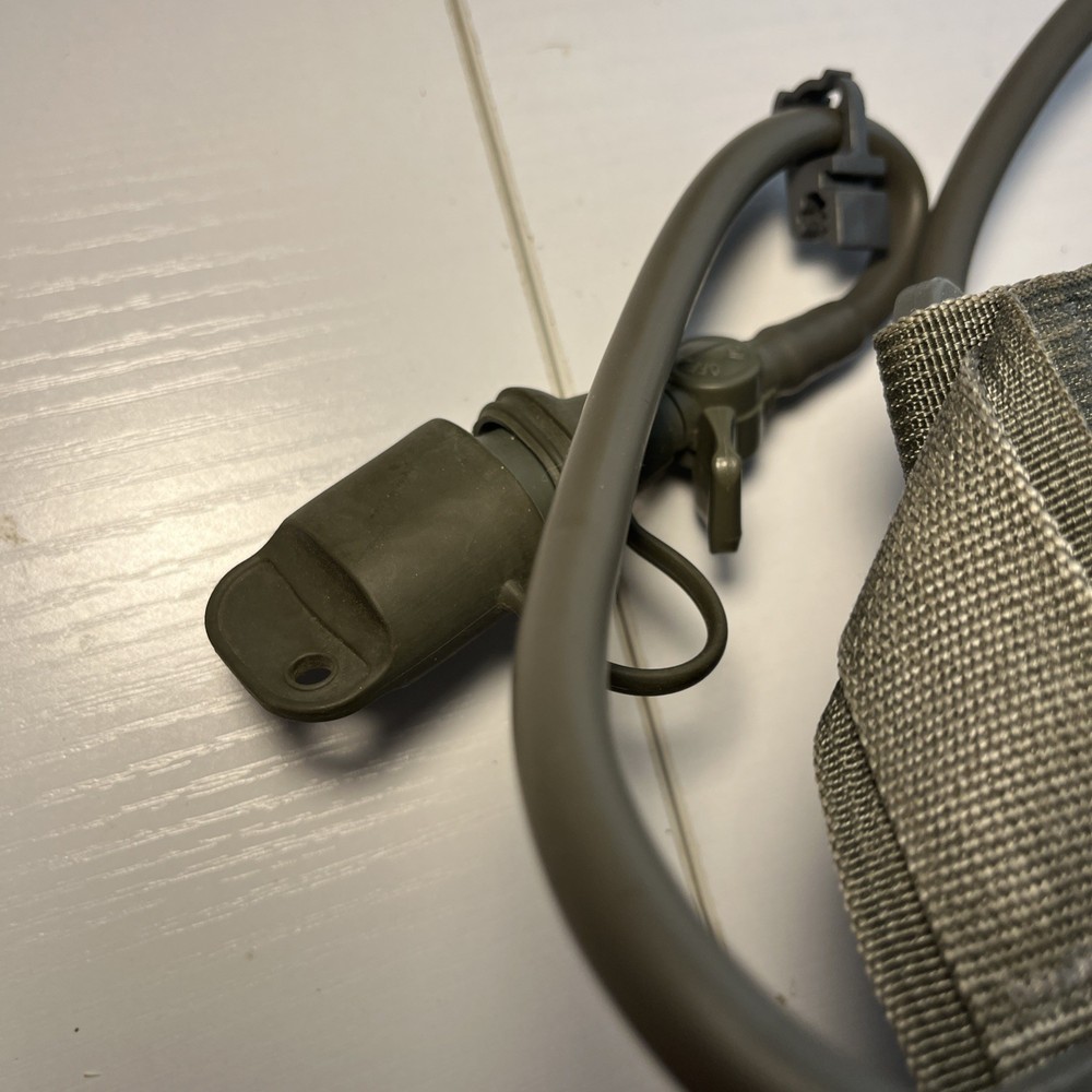 Molle II Hydration System Carrier WITH 100oz/3L Bladder ACU