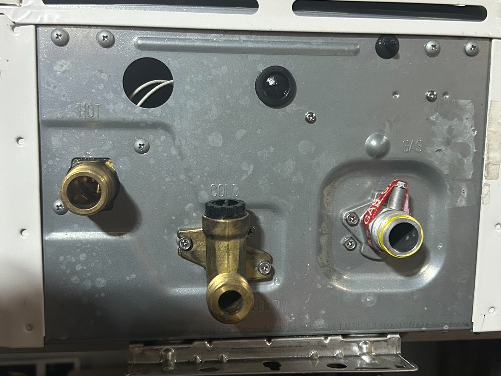 Rinnai V65eN Outdoor Tankless Water Heater 150kBTU 6.5GPM SCRATCH/DENT #6456