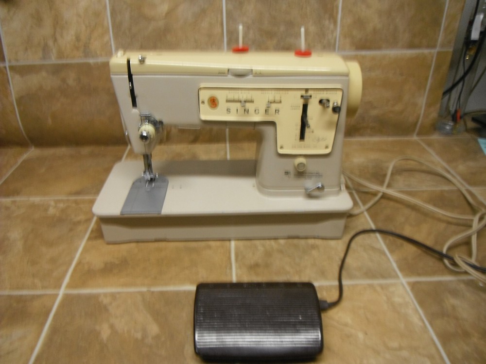 VINTAGE 60's  Singer Zig-Zag Model 457 Sewing Machine - Works