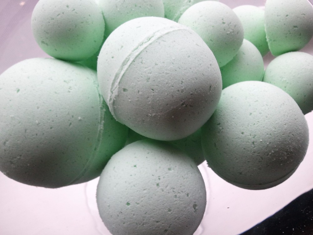 25 Sampler pack bath bombs 2.25 oz each, ultra-moisturizing, random fragrances