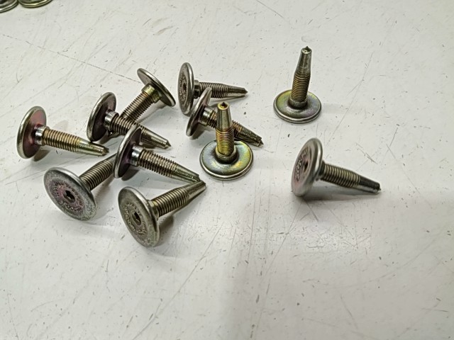 Gold Digger Traction Master 37Studs - 2000 Polaris NOS