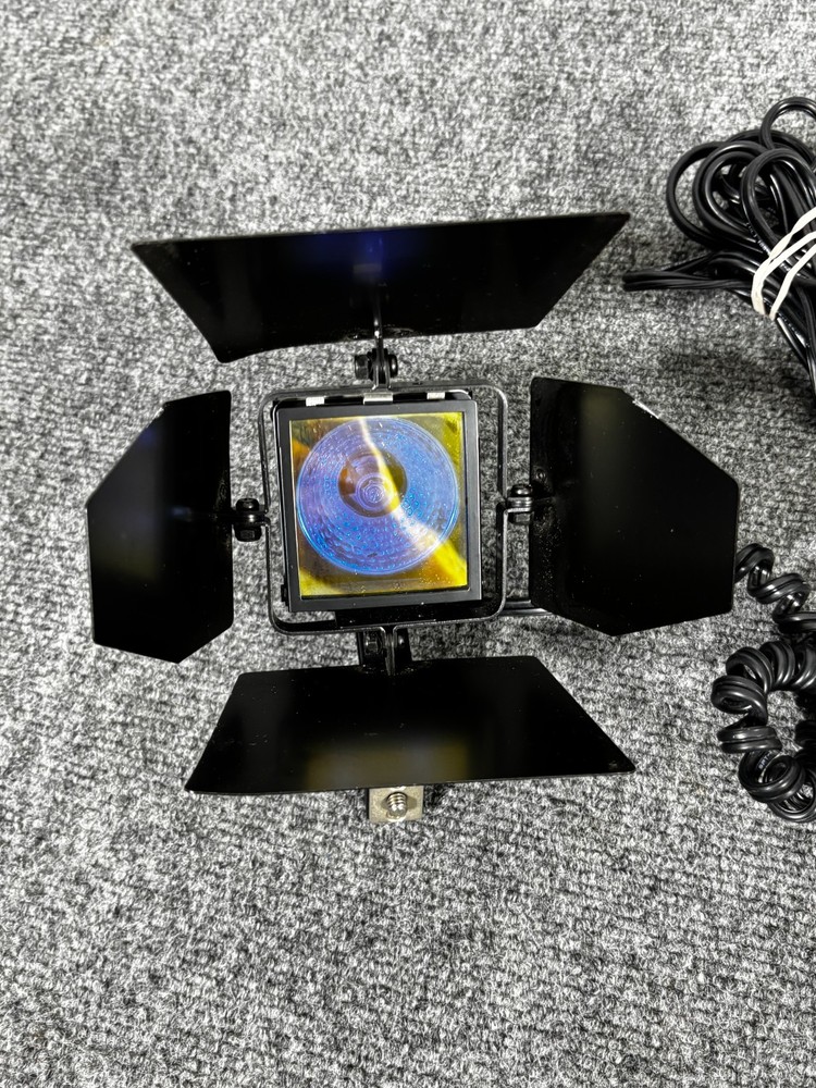 Smith-Victor Camera Mounted Quartz Halogen Digital Video Light SV840