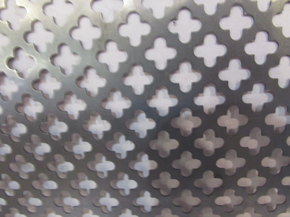 DECORATIVE CLOVERLEAF PATTERN PERFORATED STEEL --24" x 24"