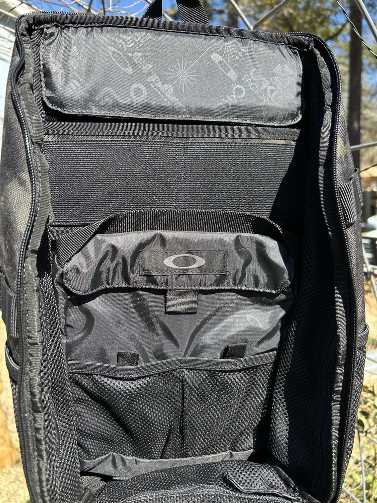 New Oakley Extractor Sling Pack 2.0 Black Multicam NWT EDC