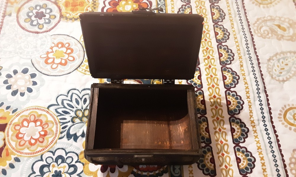 VINTAGE SMALL WOODEN CHEST
