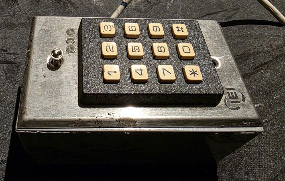 Linear 212i Indoor Flush-Mount Keypad - White/Black