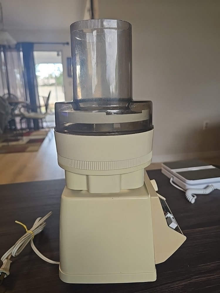 ORIGINAL OSTER KITCHEN CENTER REGENCY OFF-WHITE FOOD PROCESSOR &PITCHER Works