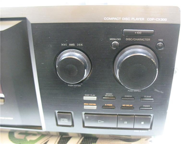 Sony CDP-CX300 300-Disc CD Changer Powers On Needs Belts Dim Display No Remote.