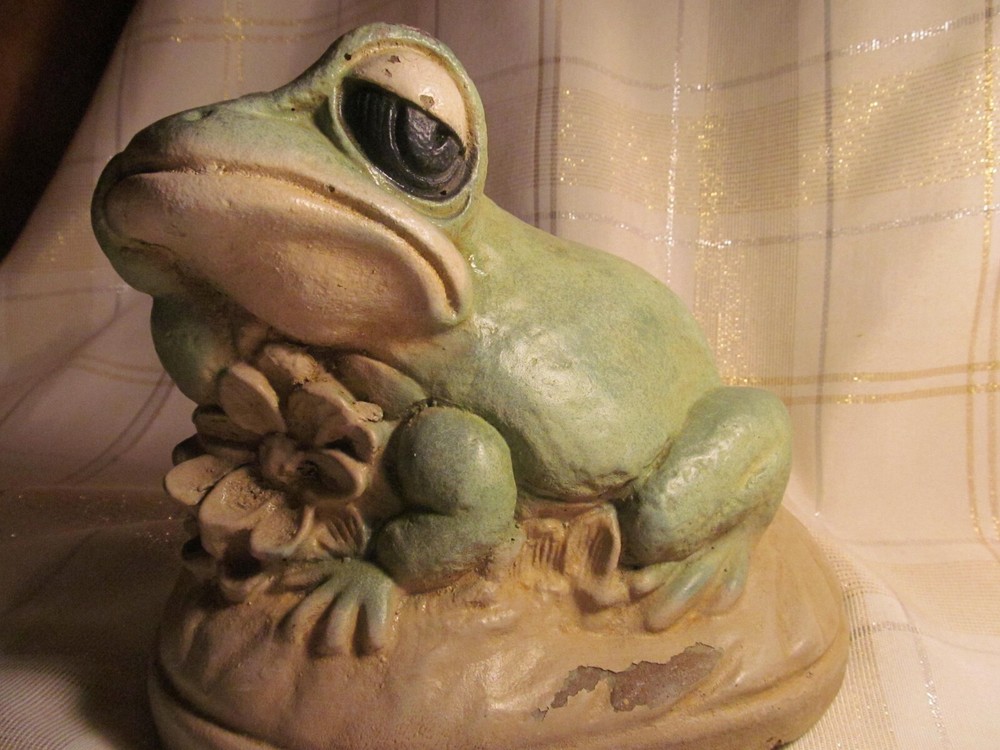 FROG CONCRETE THINKING- FLOWER -EARLY PATTERN- GREAT GREEN- BLACK EYES WHOW!