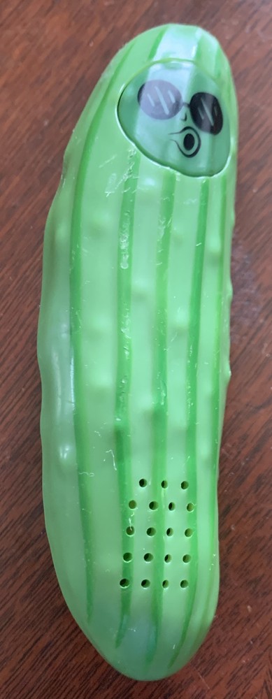 Yolding Singing Pickle Plastic