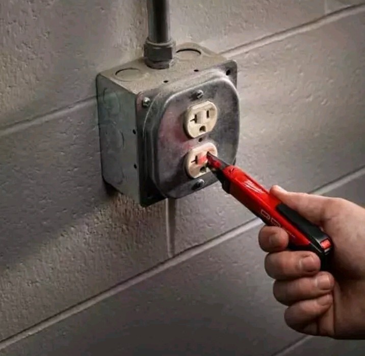 Milwaukee 2202-20 Work Light Voltage Detector Tested Works Good