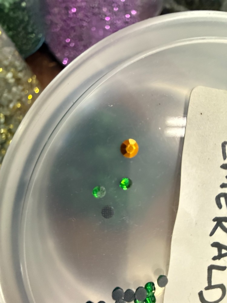 Rhinestones Heat Seal Bulk packaging includes plastic containers