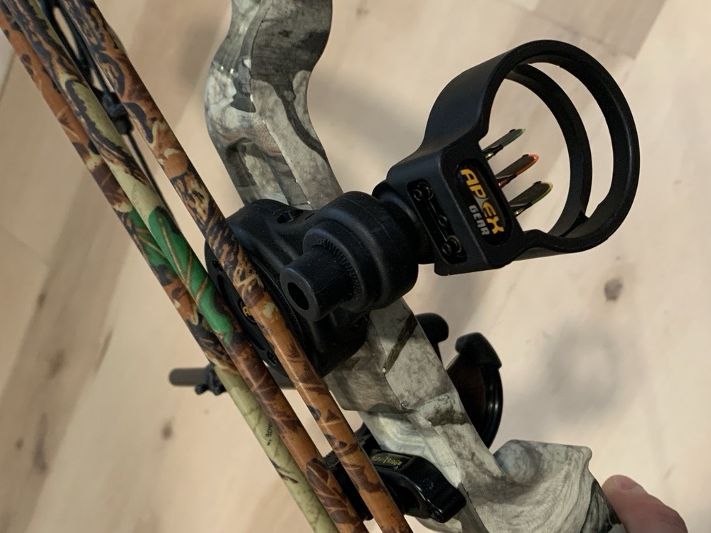 Compound Bow KIT — Diamond Razor Edge Compound Bow w/ Apex Gear Sight