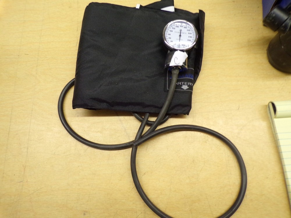 Mabis Precision Blood PRessure Coff w/ Spygmomanmeter missing Ball