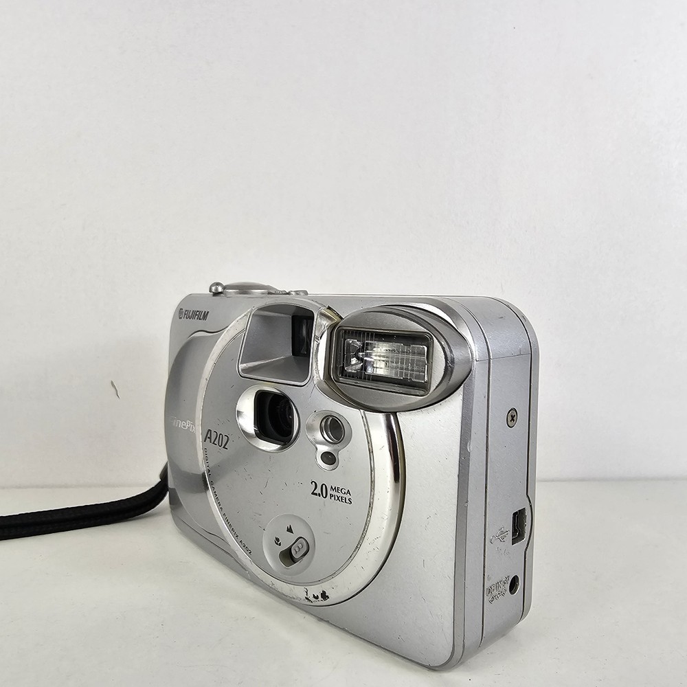 Fujifilm FinePix A202 2.0MP Compact Digital Camera Silver Tested