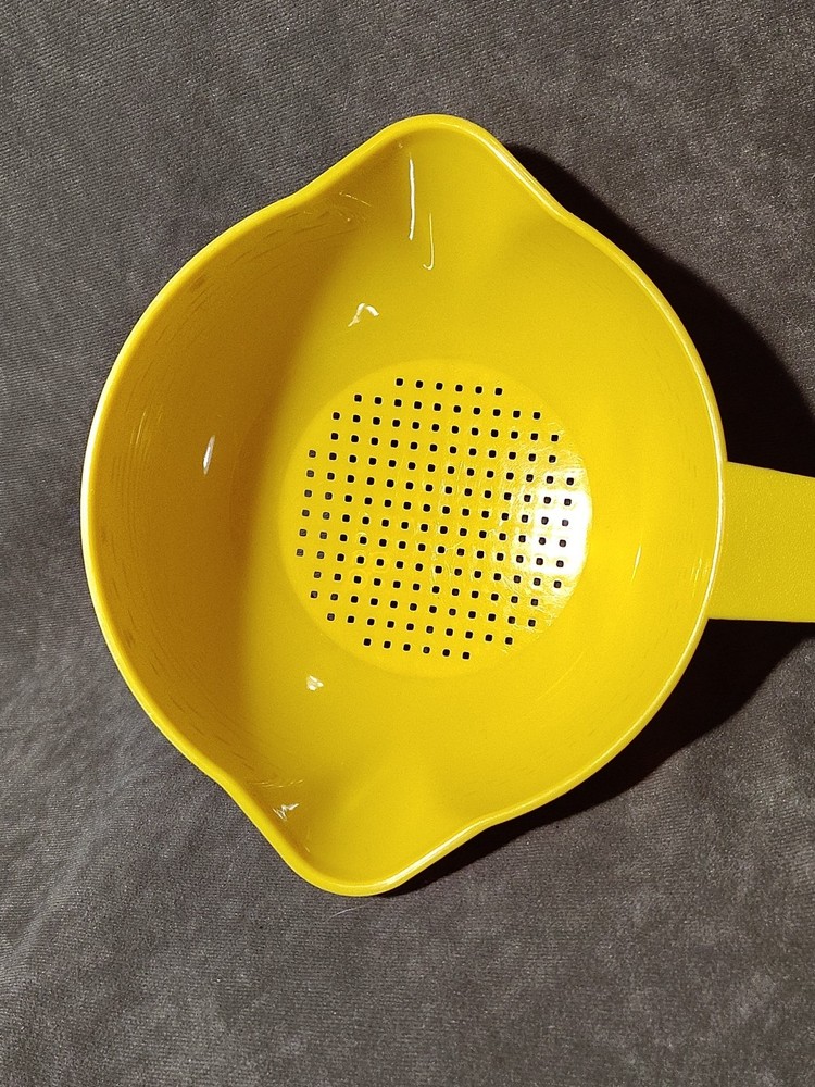 EUC Vintage Tupperware #1200 Yellow 1 Quart Strainer Colander