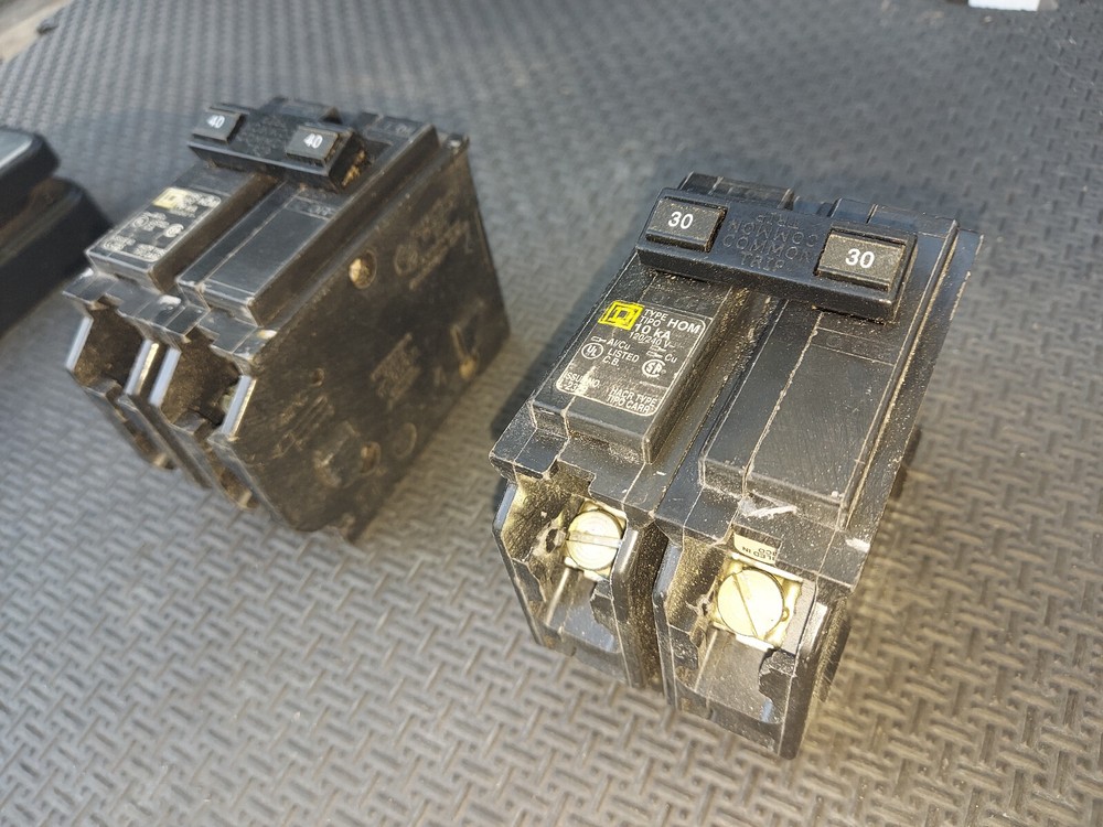 22OO37 SQUARE D HOMELINE BREAKERS: DOUBLE POLE 30A & 40A, GOOD CONDITION