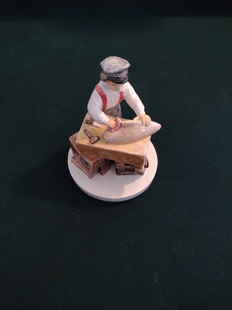 SEBASTIAN MINIATURES "SAILING DAYS - BOY BUILDING BOAT" 4109/10000